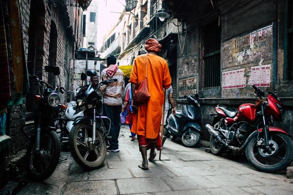 Varanasi Hindistan 10 Kasım 2018 öğleden sonra eski kent Varanasi geleneksel dar sokak görünümü