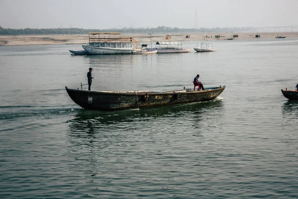 Varanasi Hindistan 8 Kasım 2018 öğleden sonra Ganga Nehri'nde tekne bilinmeyenli turist görünümünü