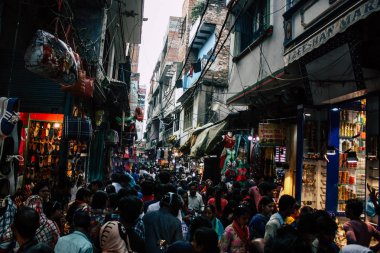 Varanasi Hindistan 10 Kasım 2018 Varanasi eski şehir Arap bölgede pazarda öğleden sonra bilinmeyen insanlar görünümünü