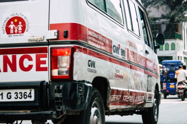 Varanasi Hindistan 8 Kasım 2018 ambulans görünümünü Park Varanasi sokaklarında öğleden sonra