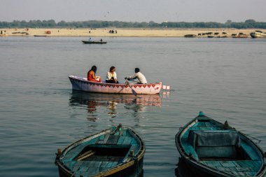 Varanasi Hindistan 8 Kasım 2018 öğleden sonra Ganga Nehri'nde tekne bilinmeyenli turist görünümünü