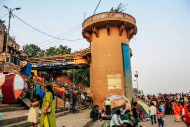 Varanasi Hindistan 8 Kasım 2018 görüntülemek Varanasi ghats ön tarafta bulunan bina cephe Ganj Nehri öğleden sonra