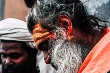  Varanasi Hindistan 8 Kasım 2018 görüntülemek oturan ve shillum açık sigara bilinmeyen kutsal Sadhu Ganj Nehri öğleden sonra