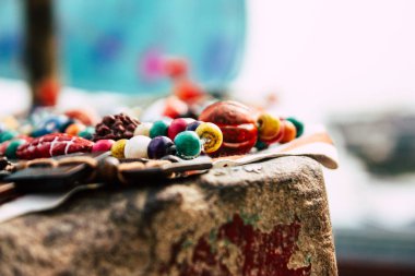 Varanasi Hindistan 10 Kasım 2018 geleneksel takı, bileklik ve kolye görünümünü satılan Varanasi sokaklarında öğleden sonra