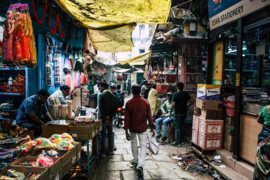 Varanasi Hindistan 10 Kasım 2018 Varanasi eski şehir Arap bölgede pazarda öğleden sonra bilinmeyen insanlar görünümünü