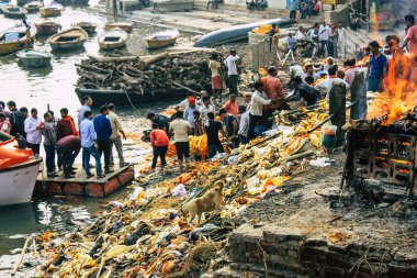 Varanasi Hindistan 10 Kasım 2018 görüntülemek Manikarnika Ghat önünde bilinmeyen bir Hindu kişinin ölü yakma töreni Ganj Nehri Varanasi