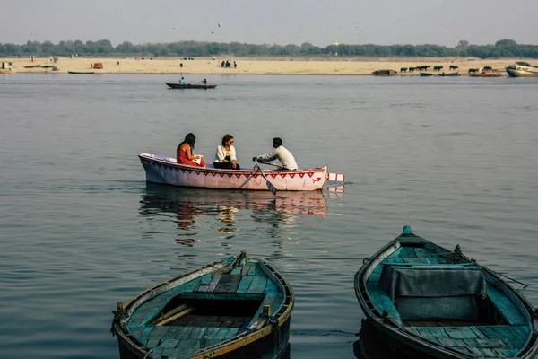 Varanasi Indien November 2018 Visa Okända Turister Båtliv Vid Floden — Stockfoto