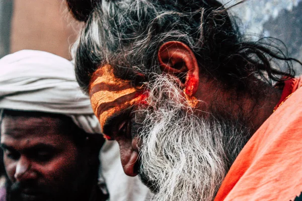 Varanasi Indien November 2018 Udsigt Til Ukendt Hellig Sadhu Sidder - Stock-foto