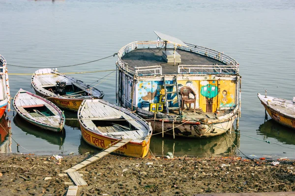 Varanasi Indien November 2018 Visa Indiska Båtar Parkerade Vid Floden — Stockfoto