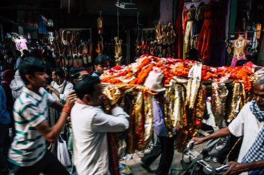 Varanasi Hindistan 10 Kasım 2018 Varanasi eski şehir Arap bölgede pazarda öğleden sonra bilinmeyen insanlar görünümünü