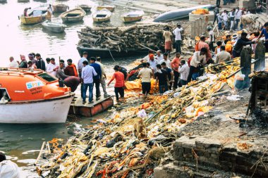 Varanasi Hindistan 10 Kasım 2018 görüntülemek Manikarnika Ghat önünde bilinmeyen bir Hindu kişinin ölü yakma töreni Ganj Nehri Varanasi