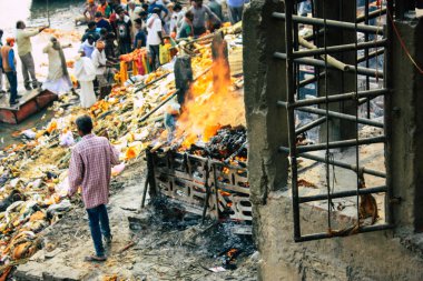 Varanasi Hindistan 10 Kasım 2018 görüntülemek Manikarnika Ghat önünde bilinmeyen bir Hindu kişinin ölü yakma töreni Ganj Nehri Varanasi