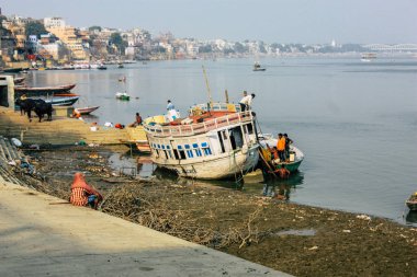Varanasi Hindistan 8 Kasım 2018 tekne Park Varanasi, Ganj Nehri, öğleden sonra Hint görünümü