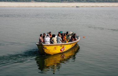 Varanasi Hindistan 8 Kasım 2018 öğleden sonra Ganga Nehri'nde tekne bilinmeyenli turist görünümünü