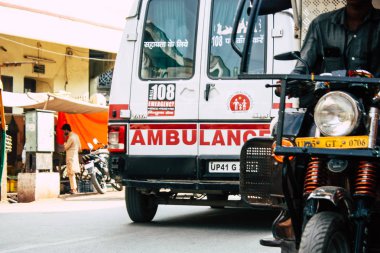 Varanasi Hindistan 8 Kasım 2018 ambulans görünümünü Park Varanasi sokaklarında öğleden sonra