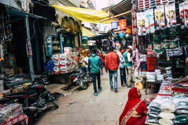 Varanasi Hindistan 10 Kasım 2018 Varanasi eski şehir Arap bölgede pazarda öğleden sonra bilinmeyen insanlar görünümünü