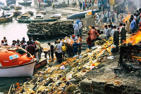 Varanasi Hindistan 10 Kasım 2018 görüntülemek Manikarnika Ghat önünde bilinmeyen bir Hindu kişinin ölü yakma töreni Ganj Nehri Varanasi