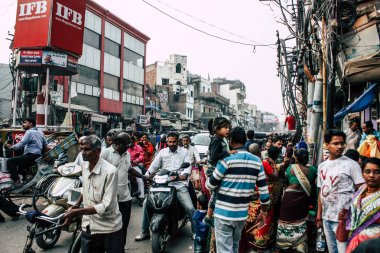 Varanasi Hindistan 10 Kasım 2018 Varanasi eski şehir Arap bölgede pazarda öğleden sonra bilinmeyen insanlar görünümünü