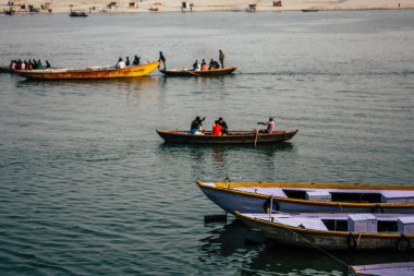 Varanasi Hindistan 8 Kasım 2018 öğleden sonra Ganga Nehri'nde tekne bilinmeyenli turist görünümünü
