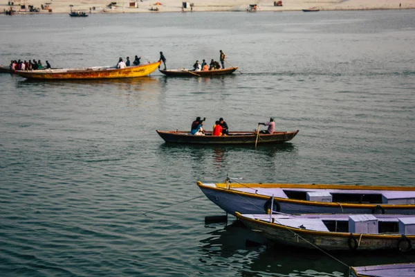 Varanasi Hindistan 8 Kasım 2018 öğleden sonra Ganga Nehri'nde tekne bilinmeyenli turist görünümünü