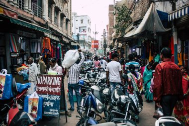 Varanasi Hindistan 10 Kasım 2018 Varanasi eski şehir Arap bölgede pazarda öğleden sonra bilinmeyen insanlar görünümünü