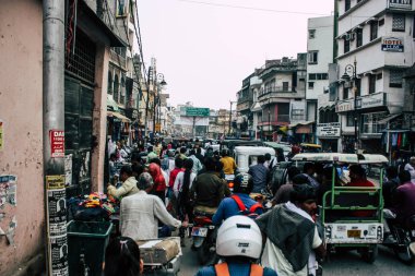 Varanasi Hindistan 10 Kasım 2018 Varanasi eski şehir Arap bölgede pazarda öğleden sonra bilinmeyen insanlar görünümünü