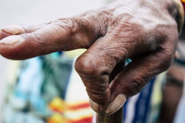  Varanasi Hindistan 8 Kasım 2018 görüntülemek oturan ve shillum açık sigara bilinmeyen kutsal Sadhu Ganj Nehri öğleden sonra