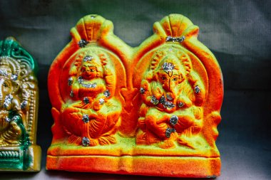 Varanasi Hindistan 7 Kasım 2018 geleneksel dekoratif objeler görünümünü gece Varanasi Diwali festivali için sokakta satılan