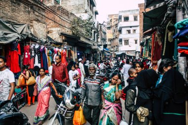 Varanasi Hindistan 10 Kasım 2018 Varanasi eski şehir Arap bölgede pazarda öğleden sonra bilinmeyen insanlar görünümünü