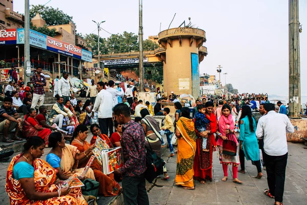 Varanasi Hindistan 8 Kasım 2018 görüntülemek bilinmeyenli Hint insanlar Varanasi açık ghats ziyaret Ganga nehir öğleden sonra