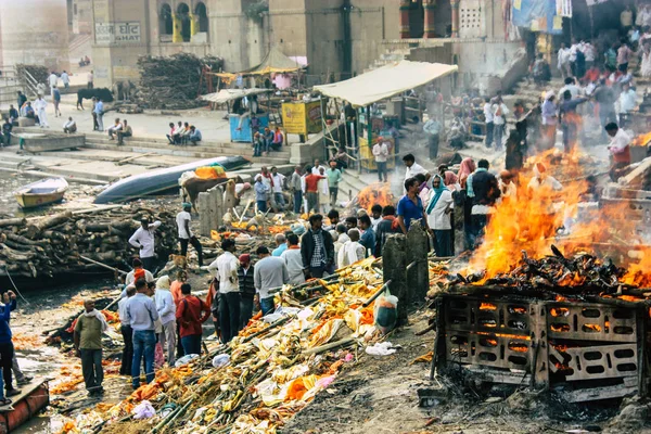 Varanasi Hindistan 10 Kasım 2018 görüntülemek Manikarnika Ghat önünde bilinmeyen bir Hindu kişinin ölü yakma töreni Ganj Nehri Varanasi
