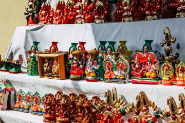 Varanasi Hindistan 7 Kasım 2018 geleneksel dekoratif objeler görünümünü gece Varanasi Diwali festivali için sokakta satılan