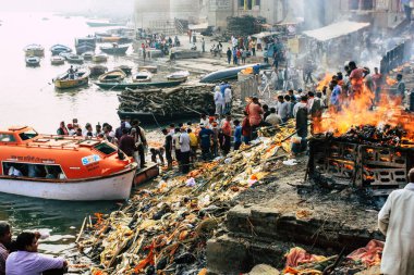 Varanasi Hindistan 10 Kasım 2018 görüntülemek Manikarnika Ghat önünde bilinmeyen bir Hindu kişinin ölü yakma töreni Ganj Nehri Varanasi