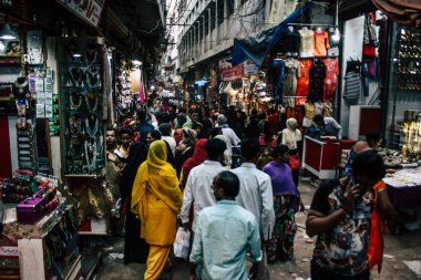 Varanasi Hindistan 10 Kasım 2018 Varanasi eski şehir Arap bölgede pazarda öğleden sonra bilinmeyen insanlar görünümünü