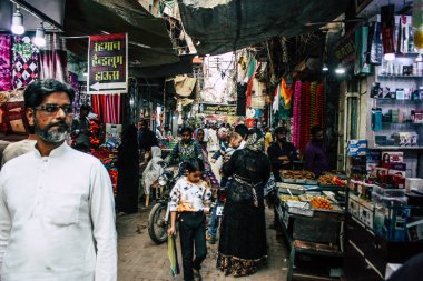 Varanasi Hindistan 10 Kasım 2018 Varanasi eski şehir Arap bölgede pazarda öğleden sonra bilinmeyen insanlar görünümünü