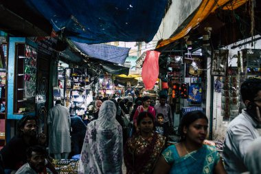 Varanasi Hindistan 10 Kasım 2018 Varanasi eski şehir Arap bölgede pazarda öğleden sonra bilinmeyen insanlar görünümünü