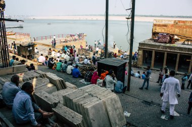 Varanasi Hindistan 8 Kasım 2018 görüntülemek Harishchandra Ghat önünde bilinmeyen bir Hindu kişinin ölü yakma töreni Ganga nehir Varanasi