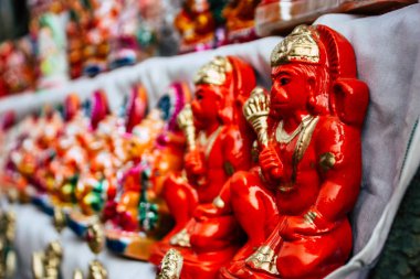 Varanasi Hindistan 7 Kasım 2018 geleneksel dekoratif objeler görünümünü gece Varanasi Diwali festivali için sokakta satılan