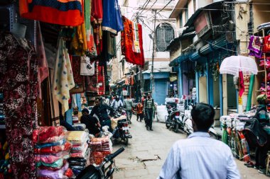 Varanasi Hindistan 10 Kasım 2018 Varanasi eski şehir Arap bölgede pazarda öğleden sonra bilinmeyen insanlar görünümünü