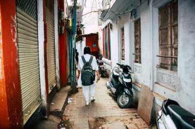 Varanasi Hindistan 10 Kasım 2018 öğleden sonra eski kent Varanasi geleneksel dar sokak görünümü