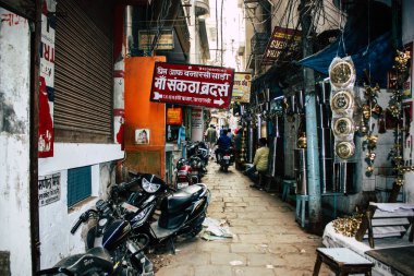 Varanasi Hindistan 10 Kasım 2018 öğleden sonra eski kent Varanasi geleneksel dar sokak görünümü
