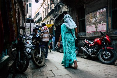 Varanasi Hindistan 10 Kasım 2018 öğleden sonra eski kent Varanasi geleneksel dar sokak görünümü