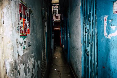 Varanasi Hindistan 10 Kasım 2018 öğleden sonra eski kent Varanasi geleneksel dar sokak görünümü