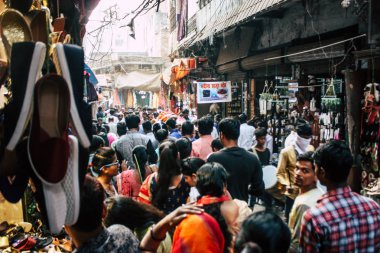 Varanasi Hindistan 10 Kasım 2018 Varanasi eski şehir Arap bölgede pazarda öğleden sonra bilinmeyen insanlar görünümünü