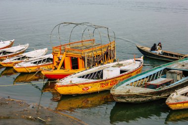 Varanasi Hindistan 8 Kasım 2018 tekne Park Varanasi, Ganj Nehri, öğleden sonra Hint görünümü