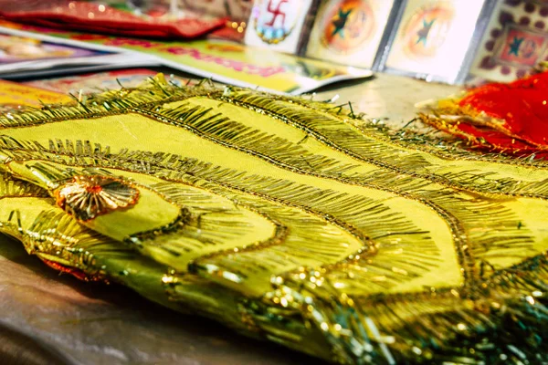 バラナシ インド 2018 日夜にバラナシのディワリ祭の通りで販売される伝統的な装飾的なオブジェクトのビュー — ストック写真
