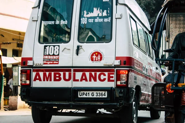 Varanasi Hindistan 8 Kasım 2018 ambulans görünümünü Park Varanasi sokaklarında öğleden sonra