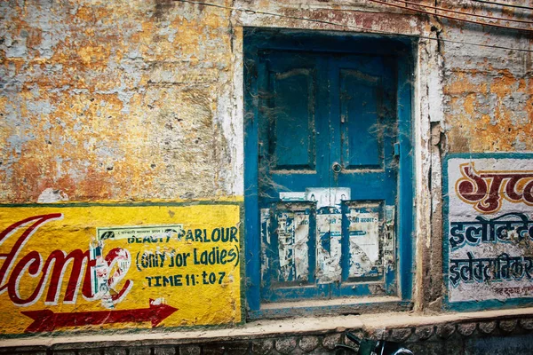 バラナシ インド 2018 日午後にバラナシの古い街の伝統的な狭い通りの眺め — ストック写真