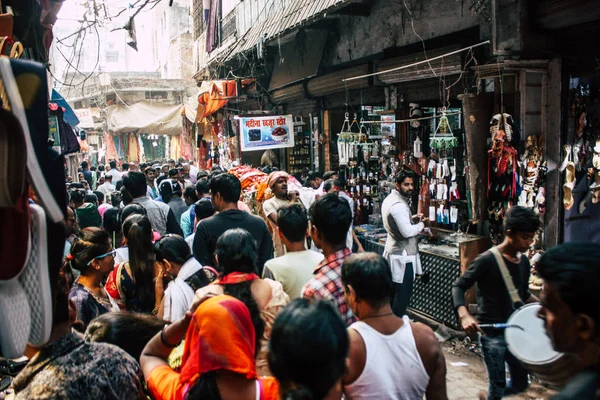 Varanasi Indiach Listopada 2018 Widok Ludzi Niewiadomych Chodzenie Bazarze Arabskiej — Zdjęcie stockowe