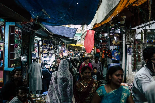 Varanasi Hindistan 10 Kasım 2018 Varanasi eski şehir Arap bölgede pazarda öğleden sonra bilinmeyen insanlar görünümünü